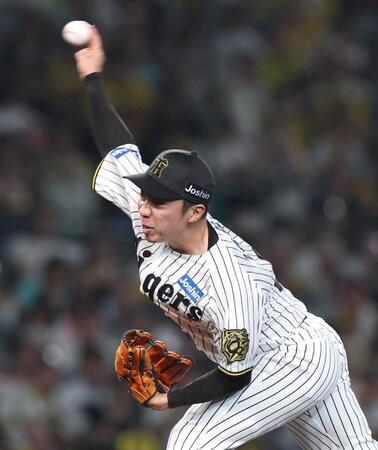 　８回から登板する石井（撮影・北村雅宏）