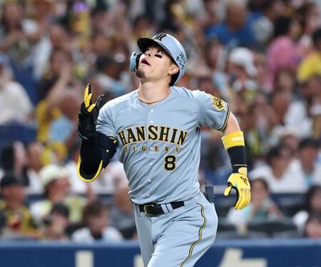 　１回、先制となる２ランを放ち、天を見上げる佐藤輝（撮影・北村雅宏）