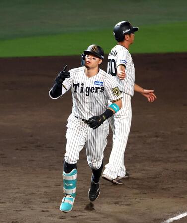 　巨人戦でソロを放ちベースを回る佐藤輝＝８月２９日