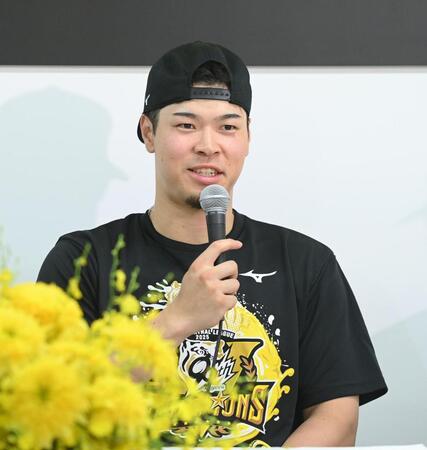 　記者の質問に答える佐藤輝（撮影・西田忠信）