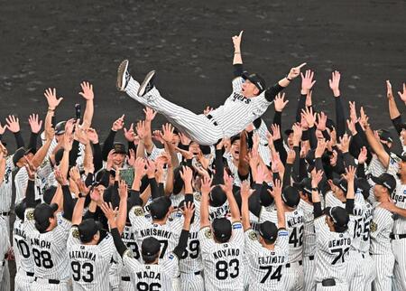 　リーグ優勝を決め胴上げされる藤川監督（撮影・西田忠信）