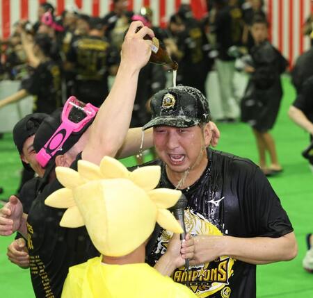 　ビールをかけられる藤川監督（撮影・田中太一）