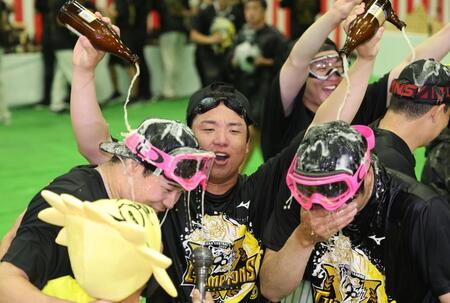 　佐藤輝、才木にビールをかける村上（撮影・金田祐二）