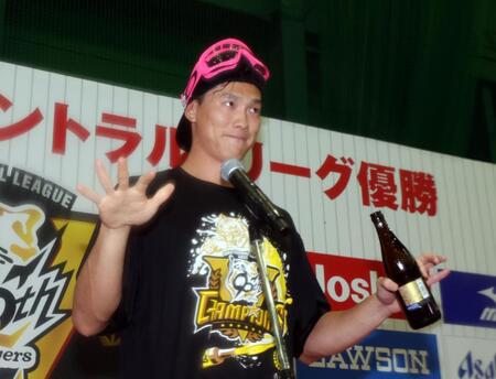 　ビールかけの締めのあいさつをする湯浅