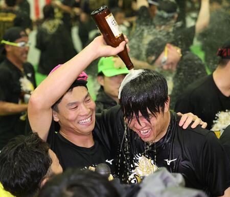 　才木にビールをかける湯浅（撮影・田中太一）