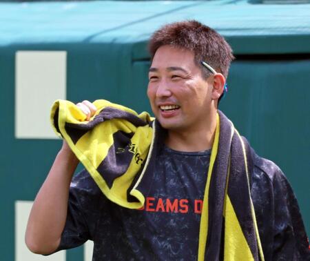 　グラウンドに姿を見せた岩崎（撮影・立川洋一郎）