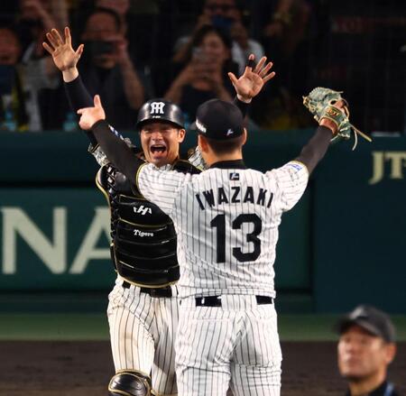 　優勝を決め坂本は岩崎と喜ぶ（撮影・山口登）