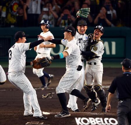 　優勝を決め坂本（右）は岩崎と抱き合って喜ぶ（撮影・山口登）