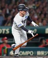 　２回、左前打を放つ坂本（撮影・北村雅宏）