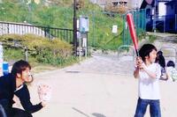 　少年時代に親子で野球を楽しむ藤川温大氏と球児監督