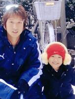 　幼少期の温大氏と現役時代の藤川監督（本人提供）