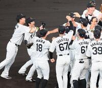 　ナインに迎えられる近本（撮影・金田祐二）