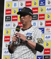 　優勝しインタビューを受ける藤川監督（撮影・北村雅宏）