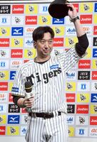 　優勝監督インタビューでファンの声援に応える藤川監督