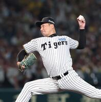 　９回から登板する岩崎（撮影・北村雅宏）