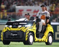 　８回、リリーフカーでマウンドへ向かう石井（撮影・北村雅宏）