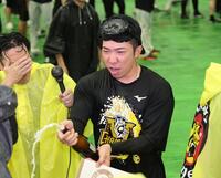 　ビールかけで盛り上がる石井（撮影・田中太一）