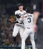 阪神タイガース　ブラックダイナマイトレプリカユニホーム　森下選手 阪神 B-LUCK DYNAMITE レプリカユニフォーム 森下翔太 L - メルカリ