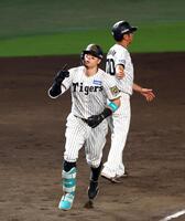 　巨人戦でソロを放ちベースを回る佐藤輝＝８月２９日