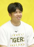 　取材に応じる才木