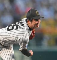 　汗を飛ばして力投する才木（撮影・西田忠信）