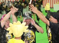 　ビールをかけられる藤川監督（撮影・田中太一）