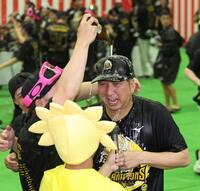 　ビールをかけられる藤川監督（撮影・田中太一）