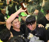 　才木にビールをかける湯浅（撮影・田中太一）