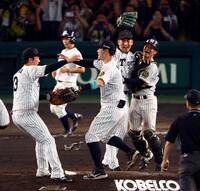 　優勝を決め坂本（右）は岩崎と抱き合って喜ぶ（撮影・山口登）