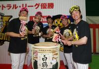 鏡開きする（左から）阪神・大山悠輔、阪神・佐藤輝明、阪神・坂本誠志郎、阪神・梅野隆太郎、阪神・近本光司＝兵庫県内