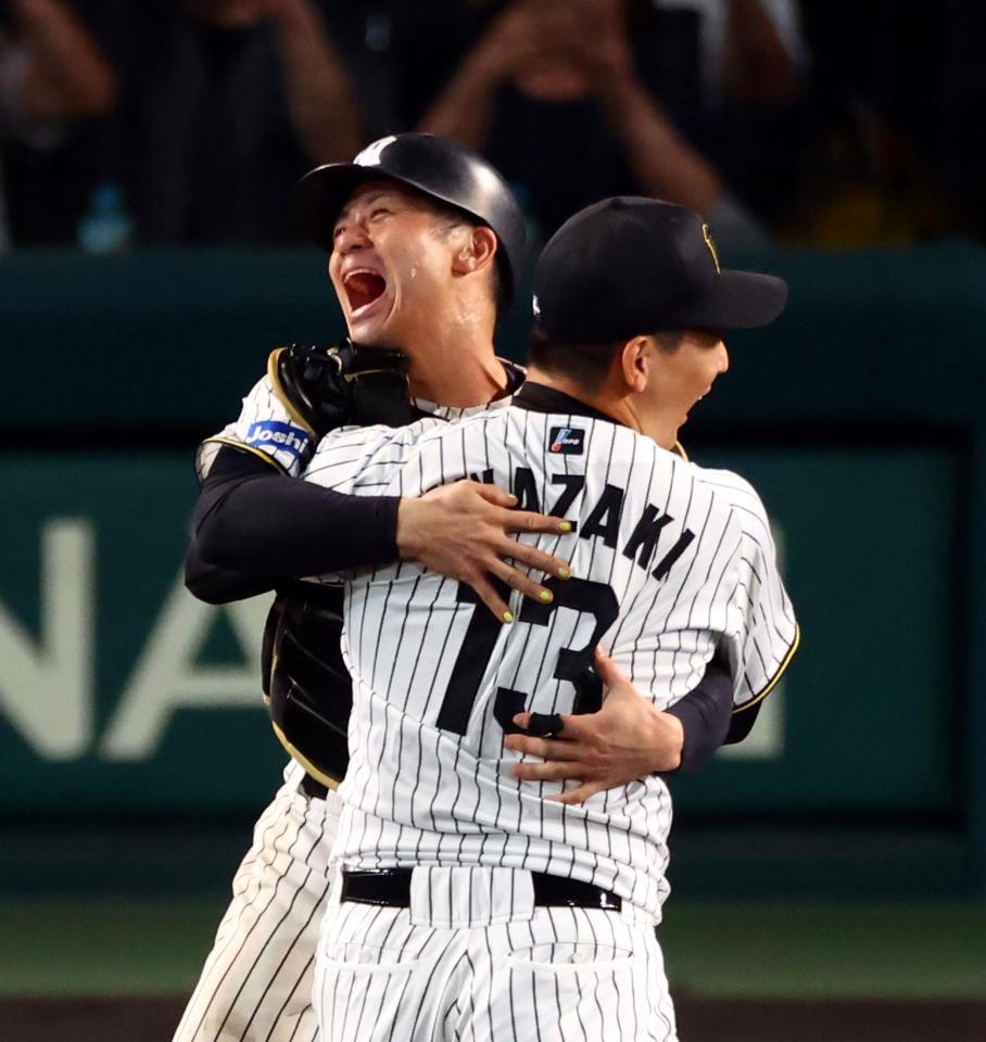 　優勝を決め坂本は岩崎と抱き合って喜ぶ（撮影・山口登）