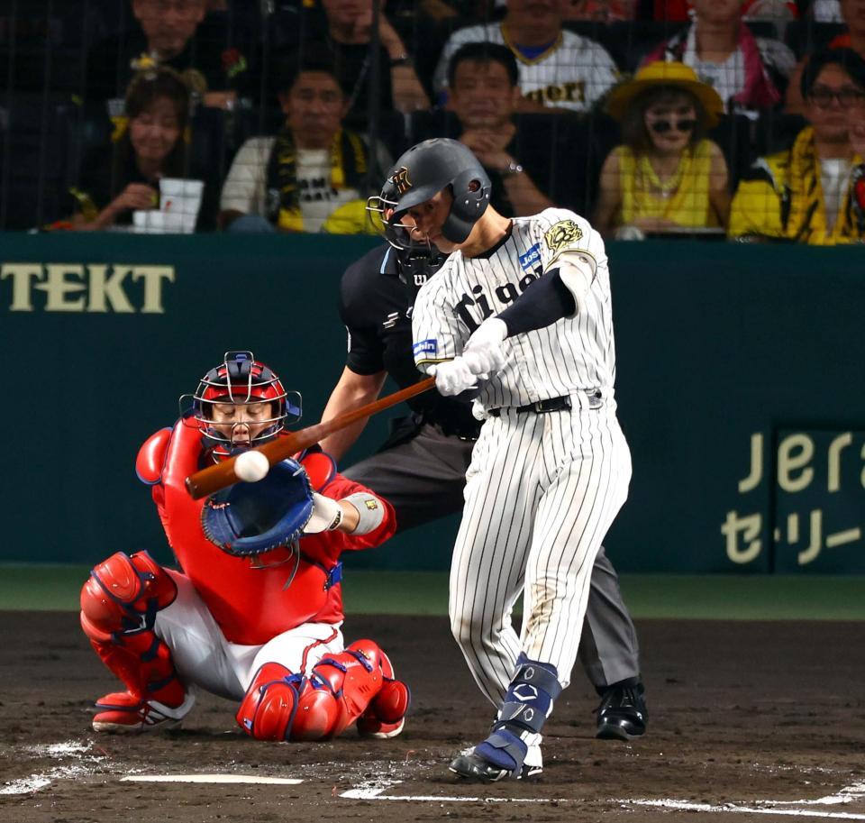 　２回、左前打を放つ坂本（撮影・山口登）