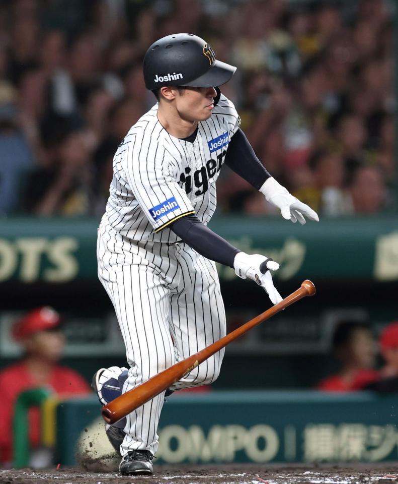 　２回、左前打を放つ坂本（撮影・北村雅宏）