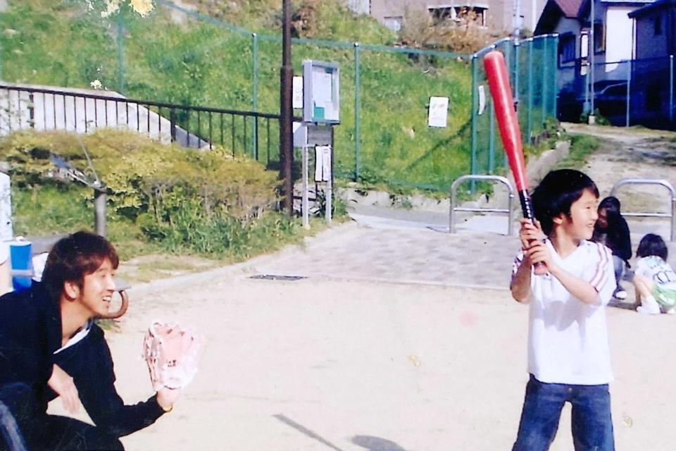 　少年時代に親子で野球を楽しむ藤川温大氏と球児監督