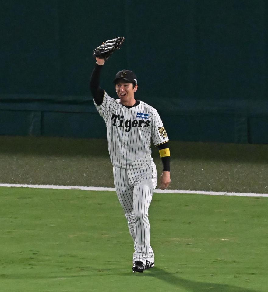 　９回、秋山の飛球を近本が捕球しゲームセット（撮影・西田忠信）