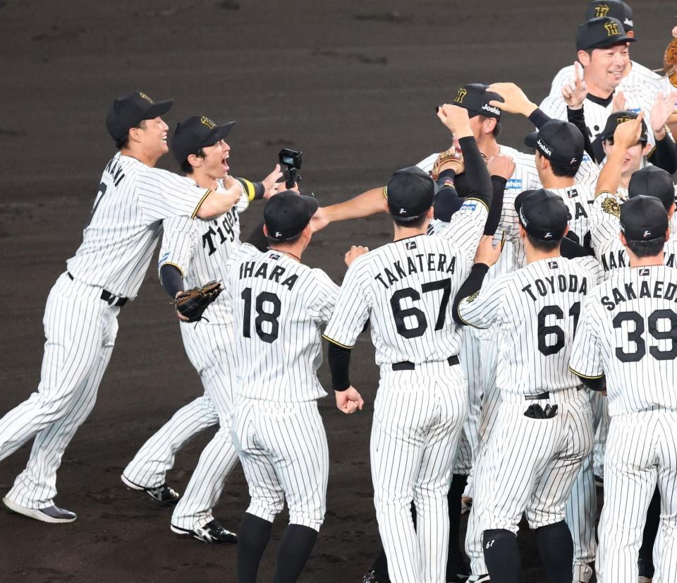 　ナインに迎えられる近本（撮影・金田祐二）