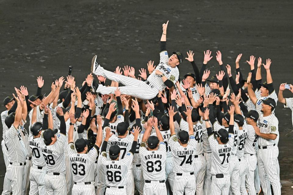 　就任１年目で優勝を果たし、宙を舞う藤川監督（撮影・西田忠信）