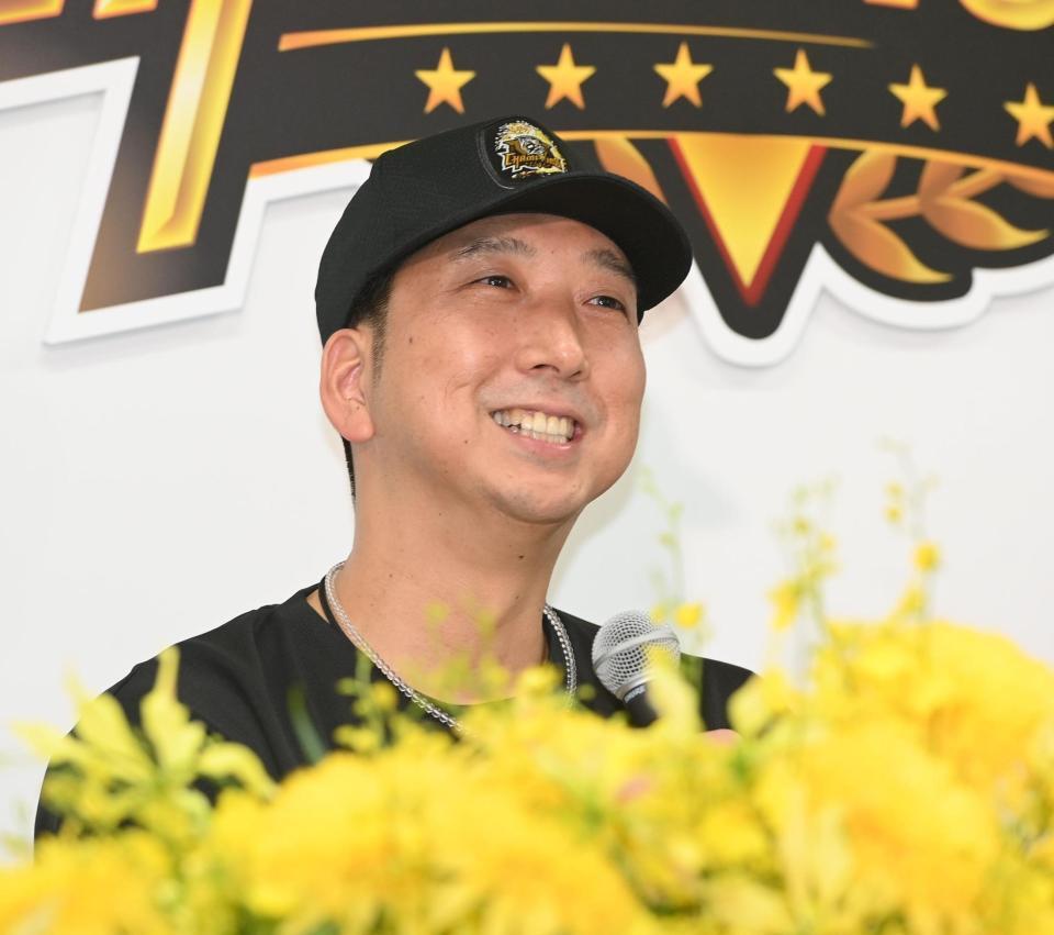 　会見で笑顔を見せる藤川監督（撮影・西田忠信）