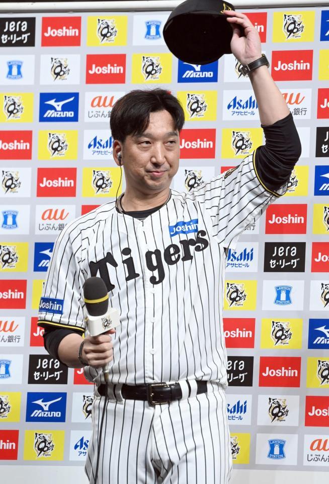 　優勝監督インタビューでファンの声援に応える藤川監督