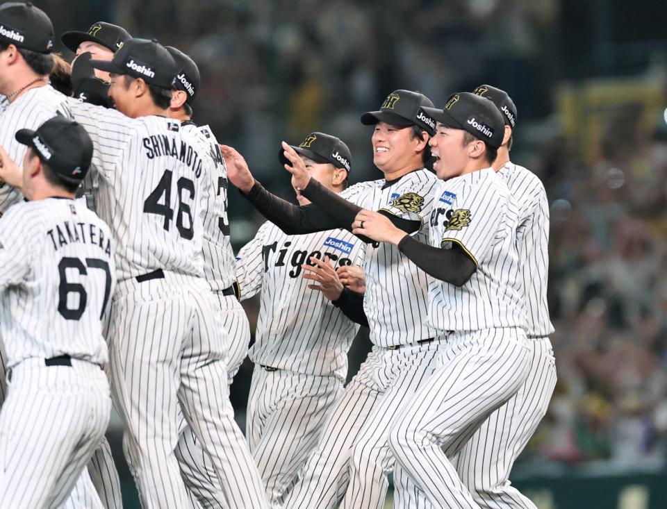 　優勝を果たし、歓喜の輪へ入る石井（右）＝撮影・田中太一