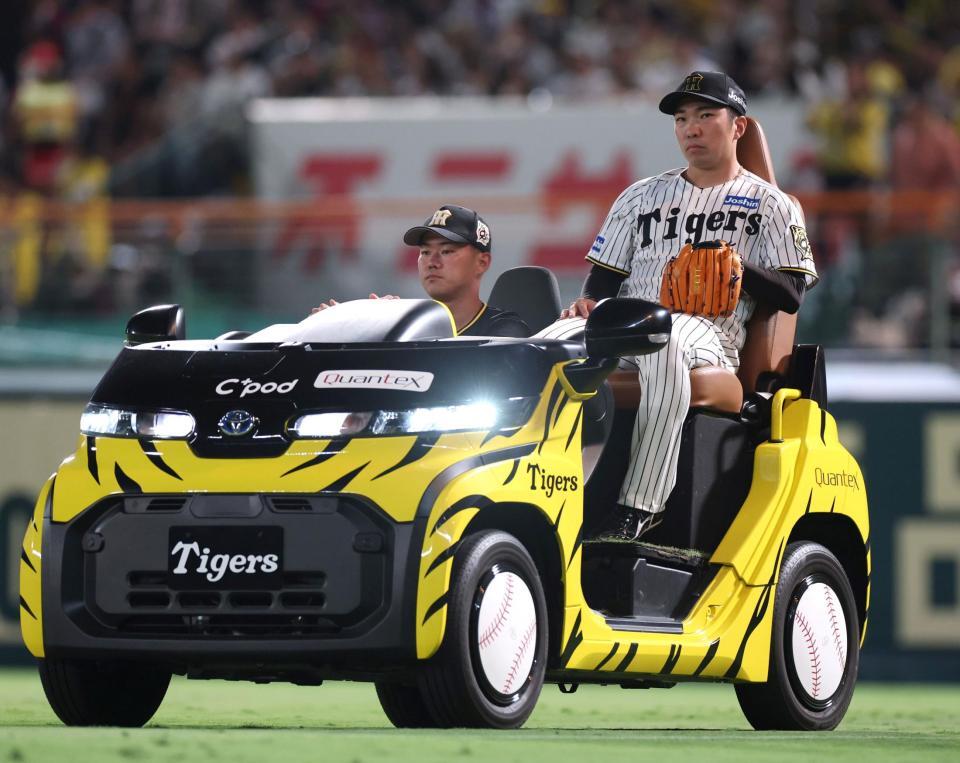 　８回、リリーフカーでマウンドへ向かう石井（撮影・北村雅宏）