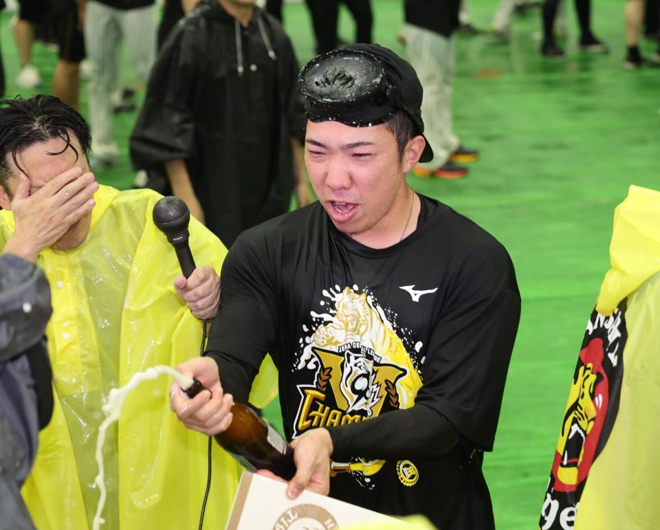 　ビールかけで盛り上がる石井（撮影・田中太一）