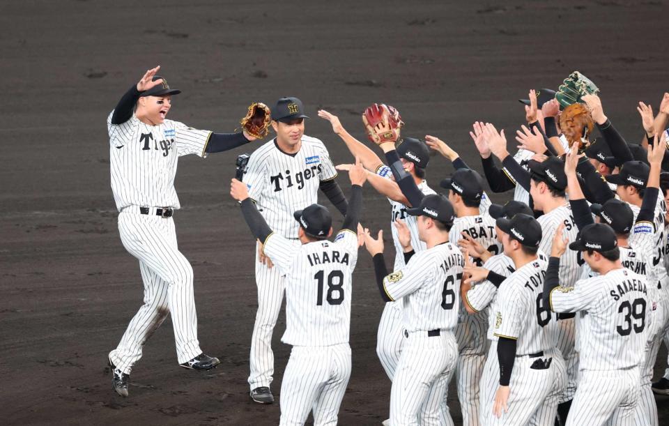 　ナインに迎えられる森下（撮影・金田祐二）