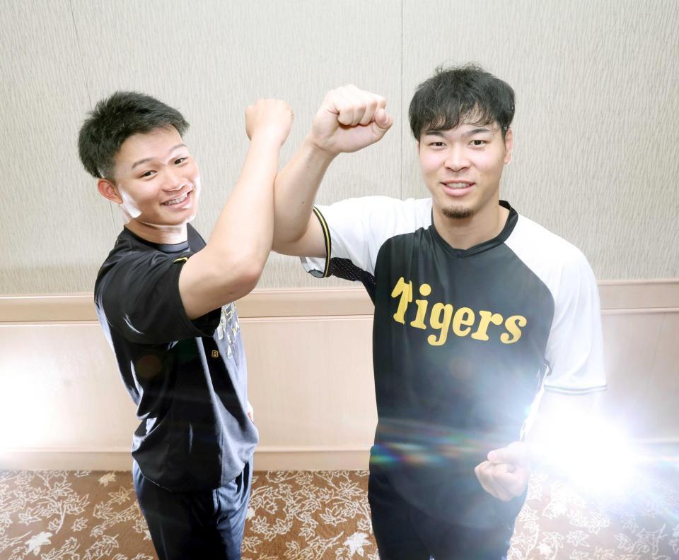 　互いにキャリアハイの本塁打で盛り上がった“エルボータッチ”。優勝に大きく貢献した佐藤輝（右）と森下（撮影・田中太一）