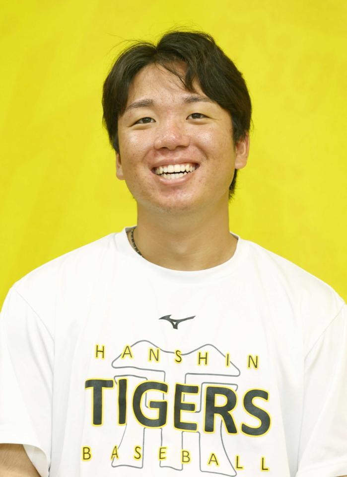 　笑顔で取材に応じる村上