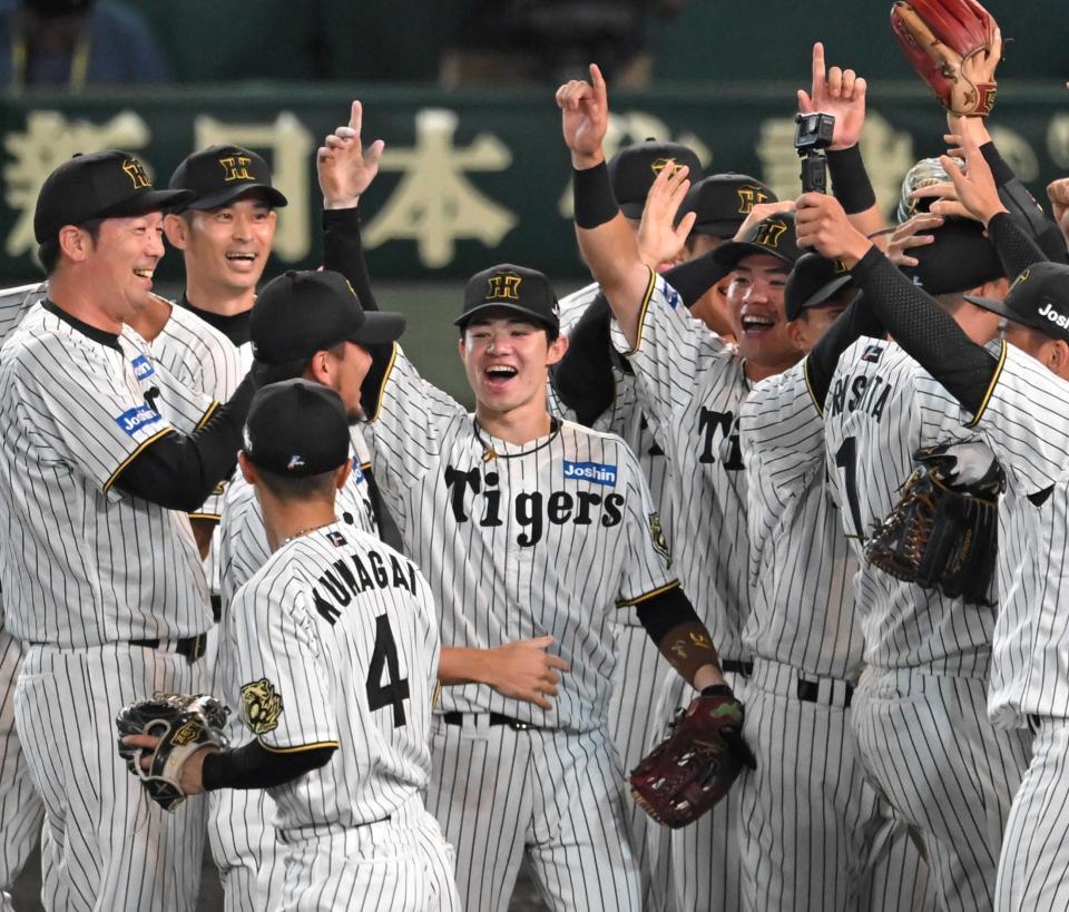 　優勝に歓喜する中野ら阪神ナイン