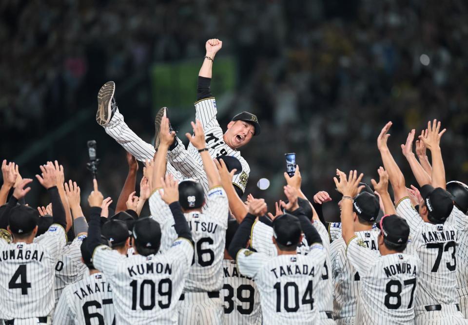 　優勝を決め胴上げされる藤川監督＝７日