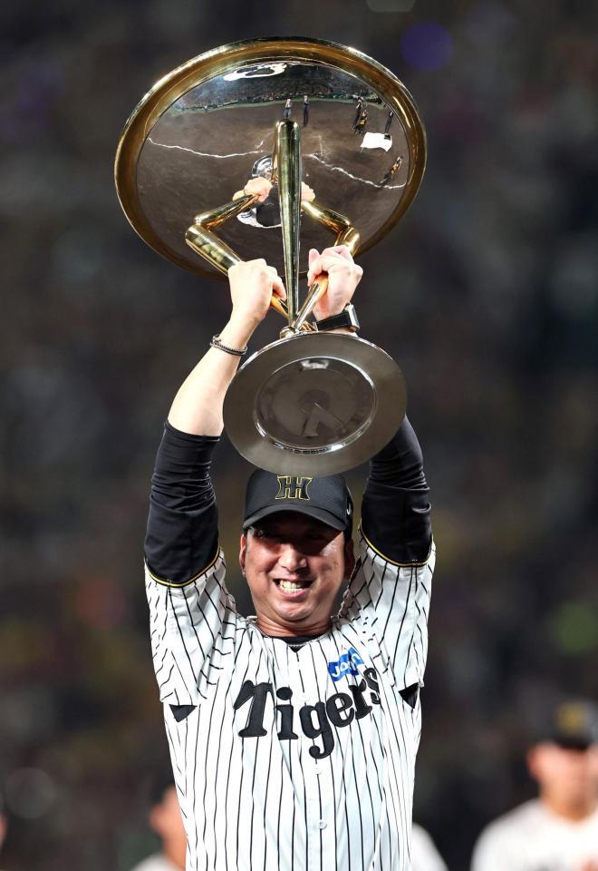 　優勝トロフィーを掲げる藤川監督（撮影・田中太一）