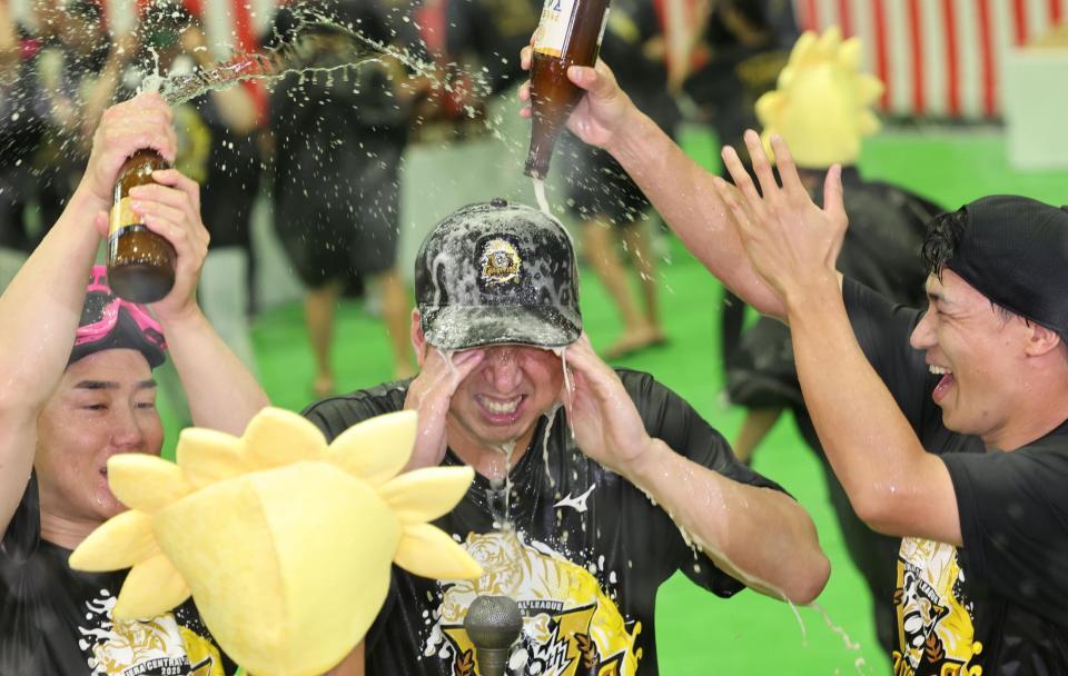 　ビールをかけられる藤川監督（撮影・田中太一）