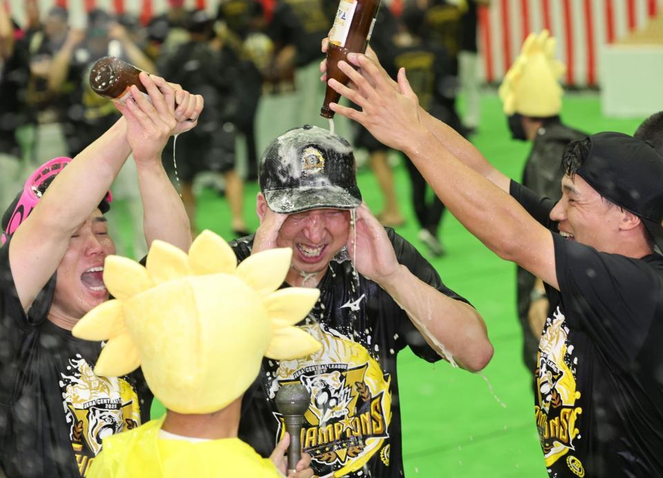 　ビールをかけられる藤川監督（撮影・田中太一）